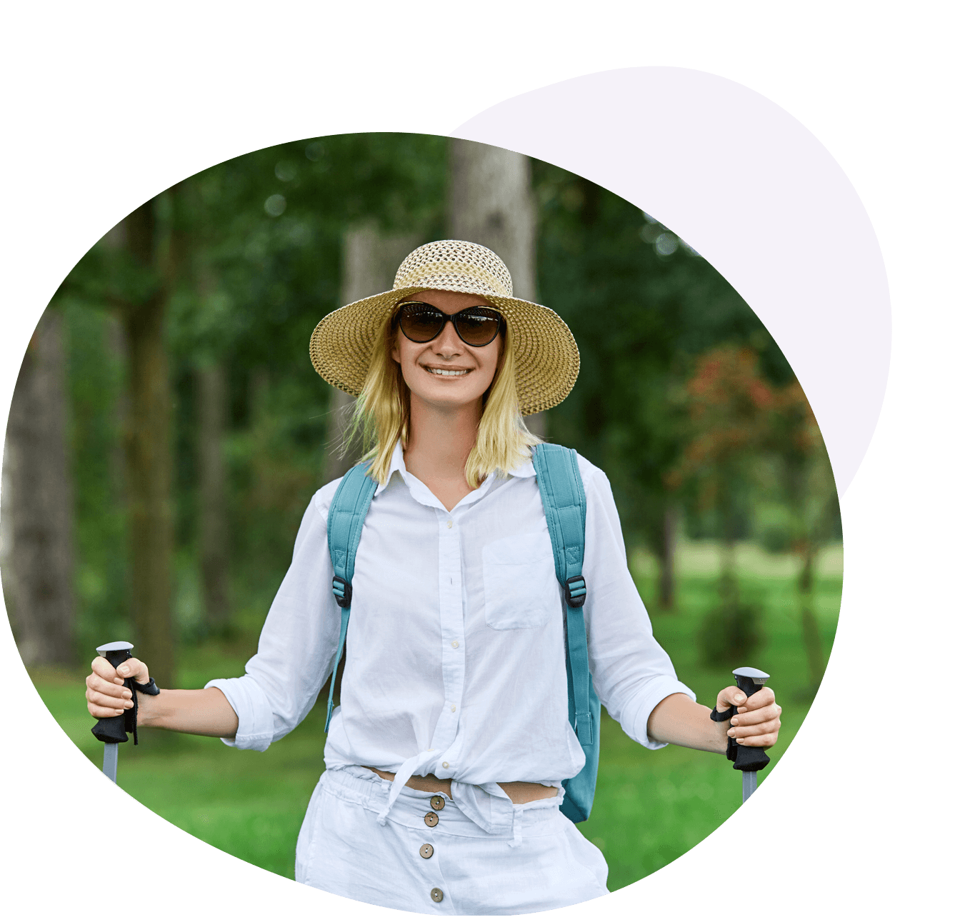Fröhliche Frau mit Hut und Sonnenbrille beim Nordic Walking Fröhliche Frau mit Hut und Sonnenbrille beim Nordic Walking