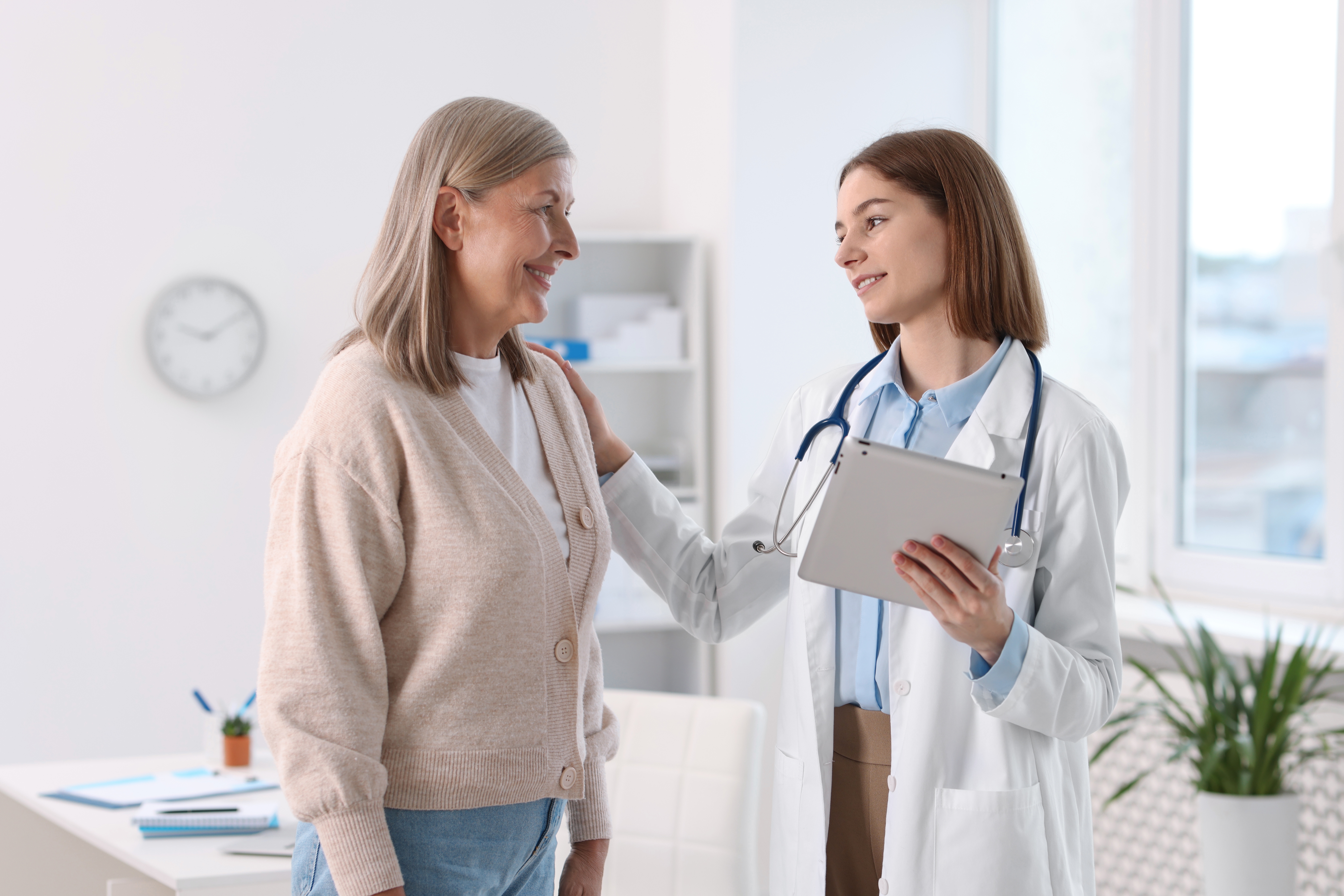 Smiling,Healthcare,Worker,With,Tablet,Supporting,Senior,Patient,In,Hospital